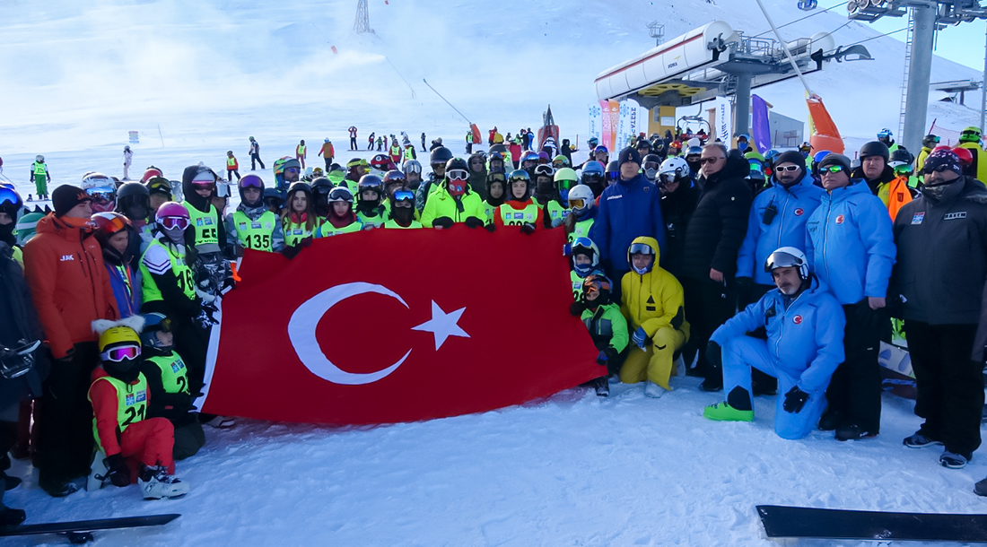 PALANDÖKEN'DE ŞEHİTLERE SAYGI