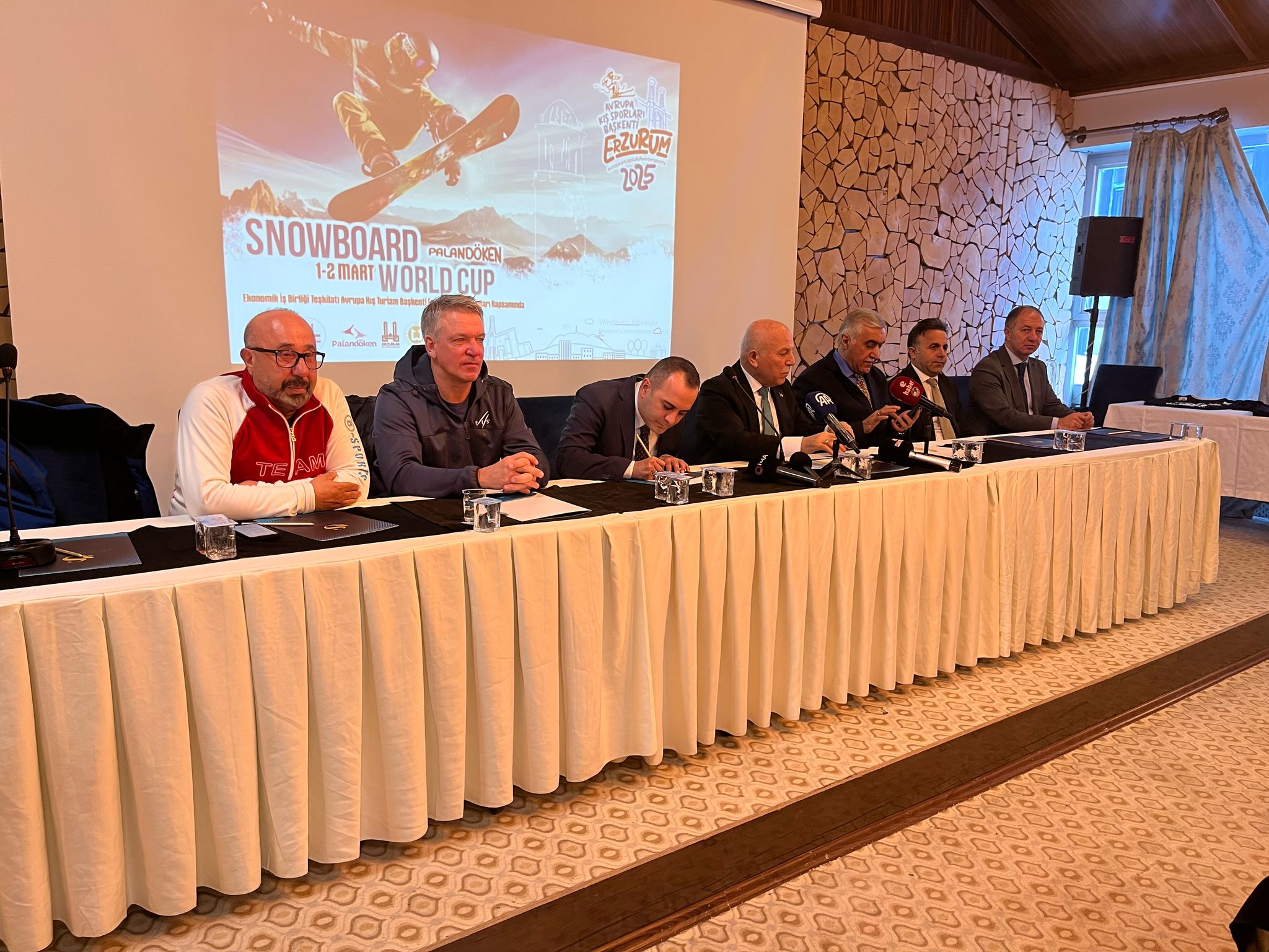 PALANDÖKEN'DE SNOWBOARD ŞÖLENİ BAŞLIYOR