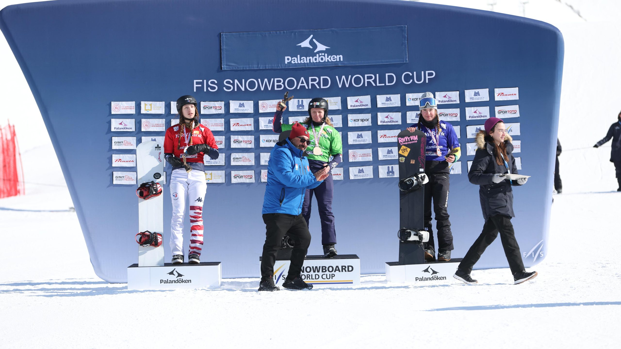 SNOWBOARD CROSS DÜNYA ŞAMPİYONASI ERZURUM'DA BAŞLADI