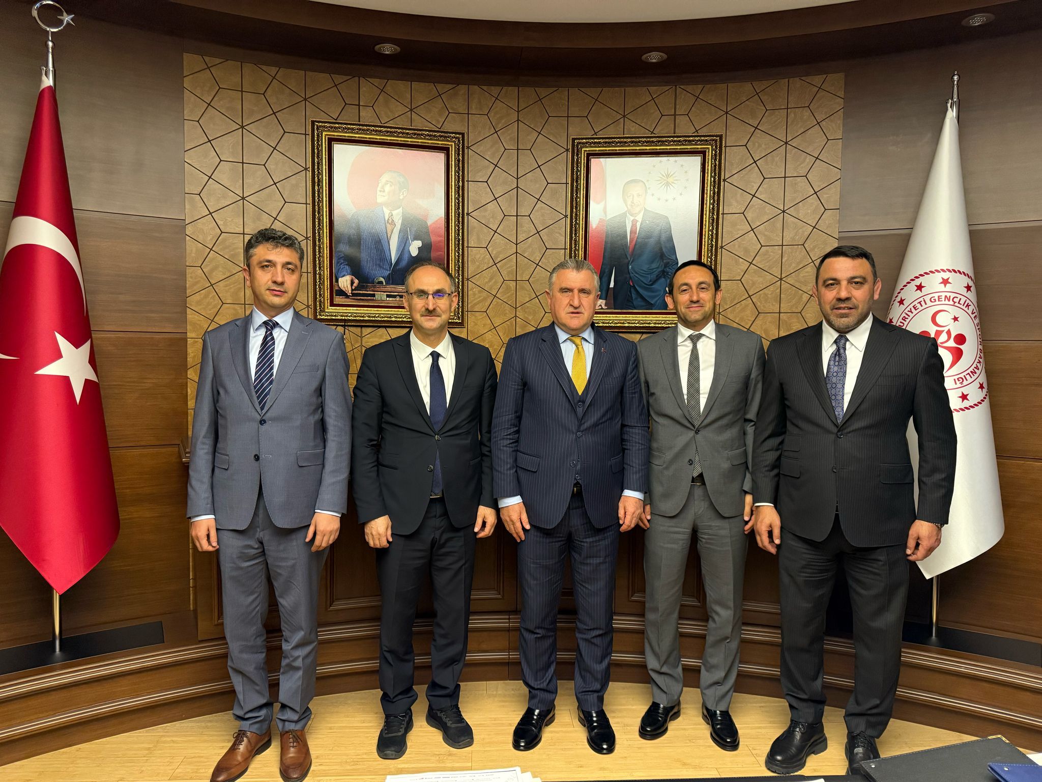 BAŞKANIMIZ SÜLEYMAN ŞAHİN BAKANIMIZ OSMAN AŞKIN BAK'I ZİYARET ETTİ